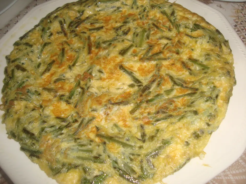 A golden omelette full of chopped wild asparagus, the Mediterranean spring classic.