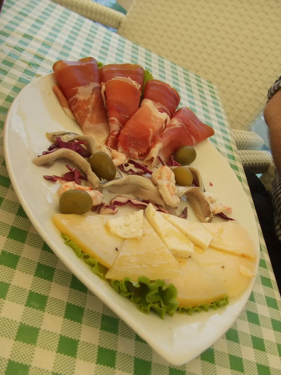 A cold plate of pršut with cheese and olives, the usual way to begin a meal on the Adriatic.