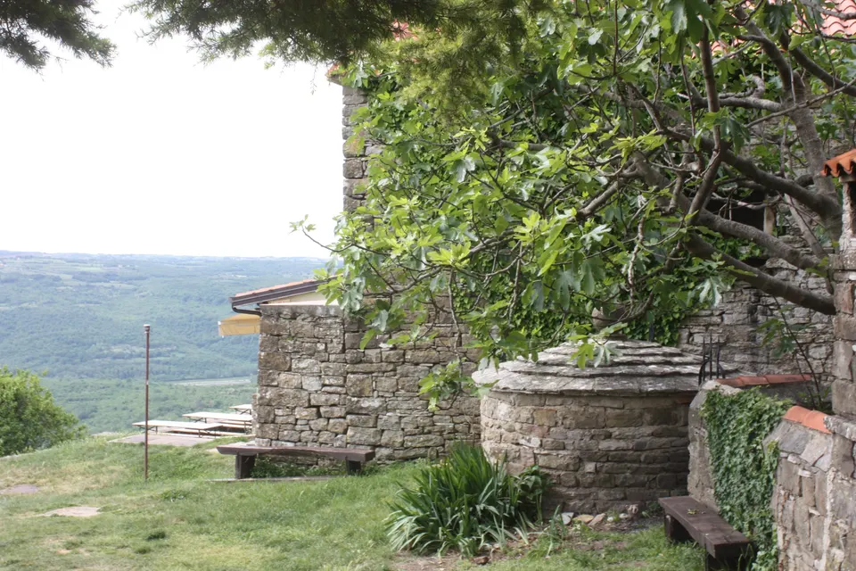 The outlook point at the edge of Grožnjan, with benches facing the valley.