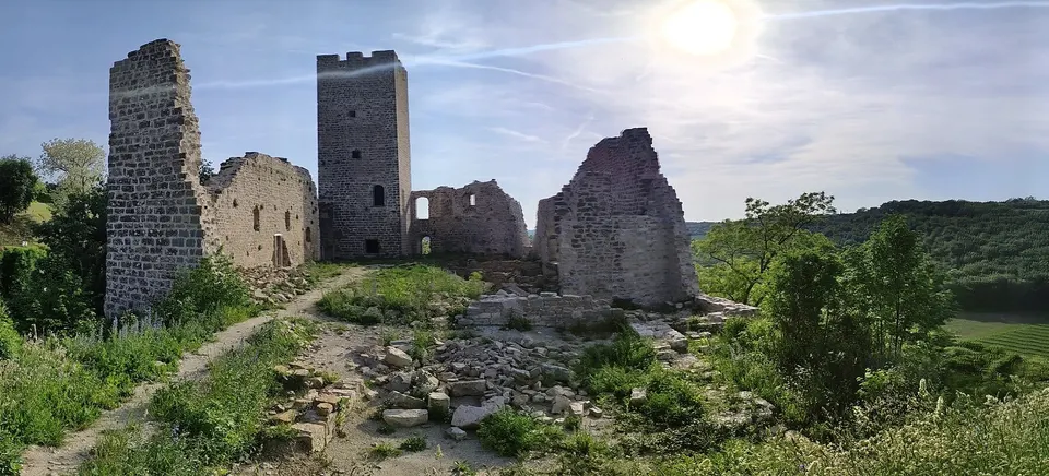 Die verfallenen Mauern und Türme der Burg Momjan auf ihrem Felsen über dem Tal.