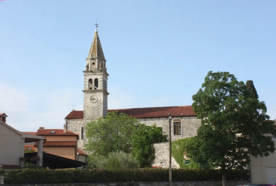 Die Pfarrkirche St. Martin in Tar mit ihrem hohen Glockenturm nach venezianischem Vorbild.