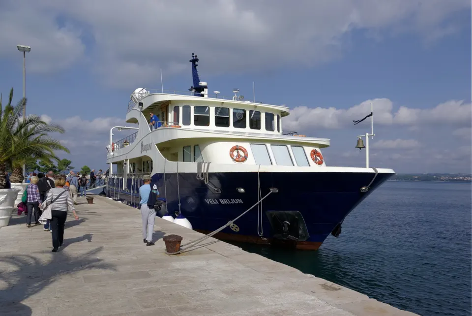 Das Passagierschiff Veli Brijun am Kai auf den Brijuni-Inseln.
