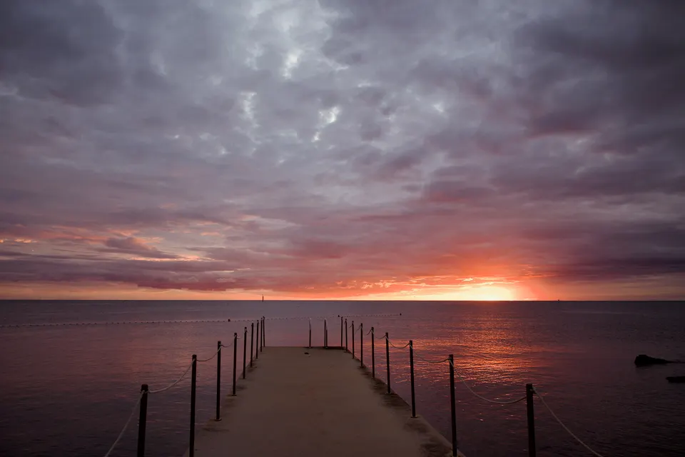 Ein leerer Badesteg in Bašanija an der Nordwestküste bei Sonnenuntergang Anfang Oktober.