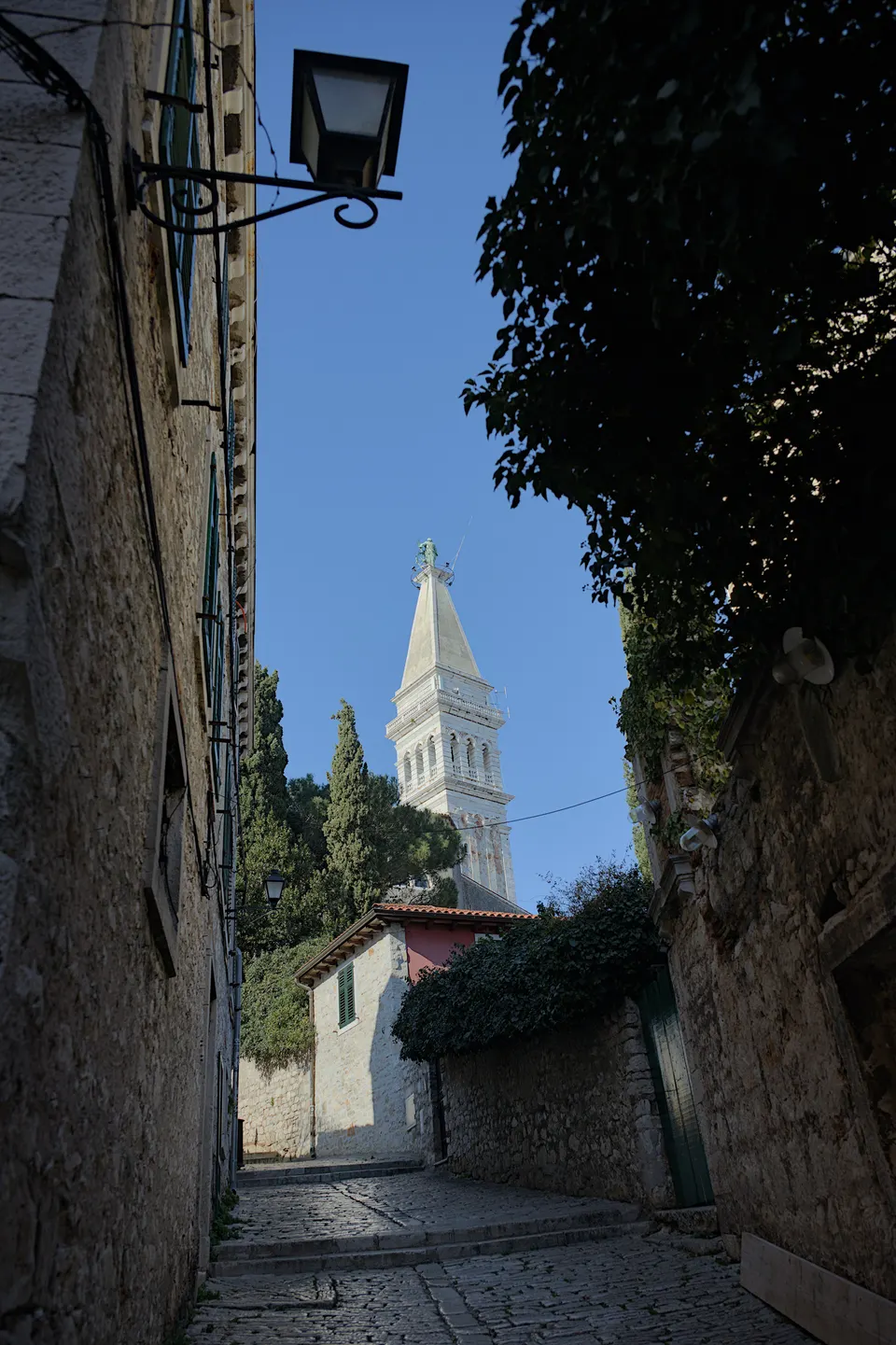 Die Grisia in Rovinj im Winter: die Straße der Ateliers und Galerien, leer unter blauem Himmel.