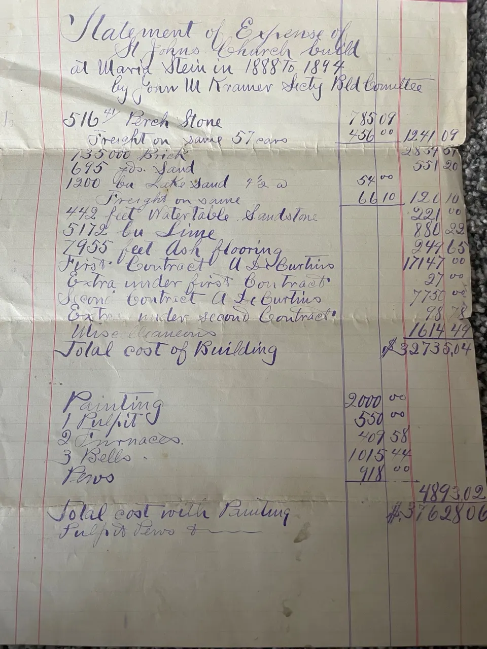 Eine handschriftliche Aufstellung von Baukosten aus dem 19. Jahrhundert. Zwischen Stein, Ziegeln, Sand und Kalk stehen ein erster und ein zweiter Vertrag, jeweils gefolgt von einer Zeile für „zusätzliche“ Arbeiten.