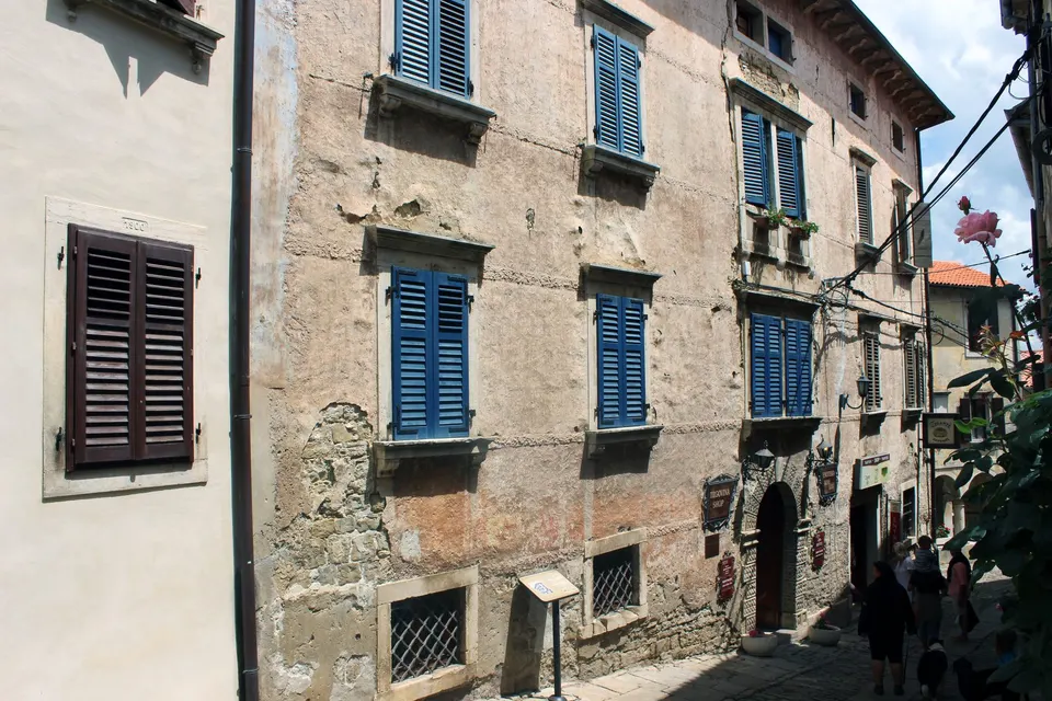Old façades in Grožnjan: the beauty is in the irregularity.