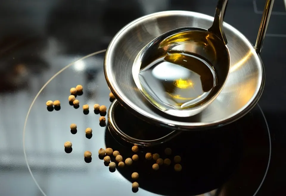 Fresh oil should smell green: grass, leaf, tomato vine.